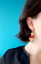 Charger l'image dans la galerie, Boucles d'oreilles Bohème Chic rouge et doré demi lune et éventail plissé or et émail rouge