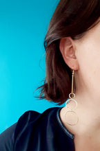 Charger l'image dans la galerie, Longues boucles d'oreilles géométriques fine tige et cascade de 3 anneaux en laiton doré