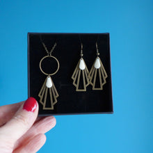 Charger l'image dans la galerie, Parure de bijoux Art Déco collier et boucles d'oreilles graphiques bronze et blanc