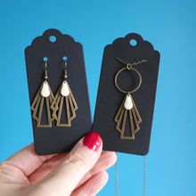 Charger l'image dans la galerie, Parure de bijoux Art Déco collier et boucles d'oreilles graphiques bronze et blanc