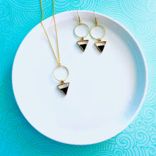 Charger l'image dans la galerie, Boucles d'oreilles minimalistes anneau doré et triangle noir