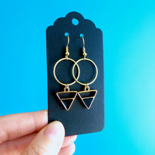 Charger l'image dans la galerie, Boucles d'oreilles minimalistes anneau doré et triangle noir