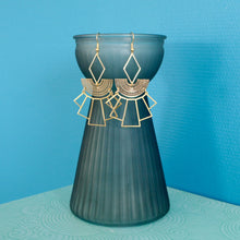 Charger l'image dans la galerie, Boucles d'oreilles Art Déco graphiques en laiton doré d'inspiration Egyptienne