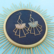 Charger l'image dans la galerie, Boucles d'oreilles Art Déco graphiques en laiton doré d'inspiration Egyptienne