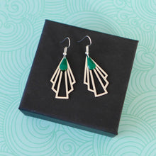 Charger l'image dans la galerie, Boucles d'oreilles argentées Art Déco éventail graphique acier inoxydable et sequin émail vert foncé