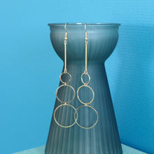 Charger l&#39;image dans la galerie, Longues boucles d&#39;oreilles géométriques fine tige et cascade de 3 anneaux en laiton doré

