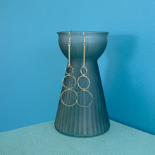 Charger l'image dans la galerie, Longues boucles d'oreilles géométriques fine tige et cascade de 3 anneaux en laiton doré