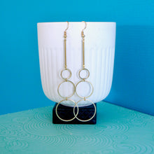 Charger l'image dans la galerie, Longues boucles d'oreilles géométriques fine tige et cascade de 3 anneaux en laiton doré
