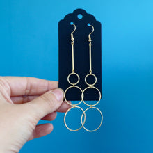 Charger l'image dans la galerie, Longues boucles d'oreilles géométriques fine tige et cascade de 3 anneaux en laiton doré