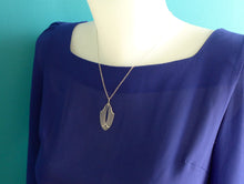 Charger l'image dans la galerie, Parure de bijoux graphiques Art Déco argentés ensemble collier et boucles d'oreilles assortis