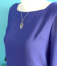 Charger l'image dans la galerie, Parure de bijoux graphiques Art Déco argentés ensemble collier et boucles d'oreilles assortis