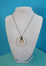 Charger l'image dans la galerie, Collier pendentif anneau et éventail graphique Art Déco en laiton et émail noir