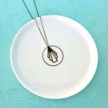 Charger l'image dans la galerie, Collier pendentif anneau et éventail graphique Art Déco en laiton et émail noir