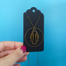 Charger l'image dans la galerie, Collier pendentif anneau et éventail graphique Art Déco en laiton et émail noir
