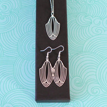 Charger l'image dans la galerie, Parure de bijoux graphiques Art Déco argentés ensemble collier et boucles d'oreilles assortis