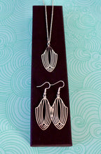 Charger l'image dans la galerie, Parure de bijoux graphiques Art Déco argentés ensemble collier et boucles d'oreilles assortis