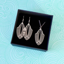 Charger l'image dans la galerie, Parure de bijoux graphiques Art Déco argentés ensemble collier et boucles d'oreilles assortis