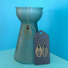 Charger l'image dans la galerie, Collier pendentif anneau et éventail graphique Art Déco en laiton et émail noir