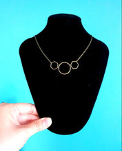 Charger l'image dans la galerie, Collier pendentif minimaliste géométrique cercle et hexagone