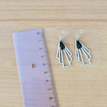 Charger l'image dans la galerie, Boucles d'oreilles argentées graphiques Art Déco noires