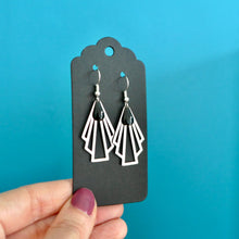 Charger l'image dans la galerie, Boucles d'oreilles argentées graphiques Art Déco noires