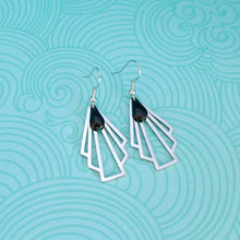Charger l'image dans la galerie, Boucles d'oreilles argentées graphiques Art Déco noires