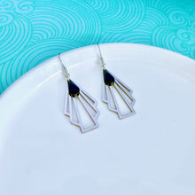 Charger l'image dans la galerie, Boucles d'oreilles argentées graphiques Art Déco noires