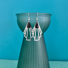 Charger l'image dans la galerie, Boucles d'oreilles argentées graphiques Art Déco noires
