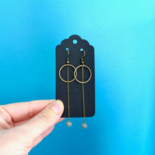 Charger l'image dans la galerie, Longues et fines boucles d'oreilles minimaliste anneau et fine chaîne émail gris ou blanc