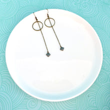 Charger l'image dans la galerie, Longues et fines boucles d'oreilles minimaliste anneau et fine chaîne émail gris ou blanc