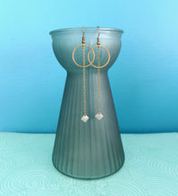 Charger l'image dans la galerie, Longues et fines boucles d'oreilles minimaliste anneau et fine chaîne émail gris ou blanc