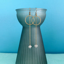 Charger l'image dans la galerie, Longues et fines boucles d'oreilles minimaliste anneau et fine chaîne émail gris ou blanc