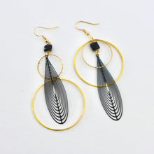 Charger l'image dans la galerie, Boucles d'oreilles déstructurées asymétriques et graphiques dorées et noires