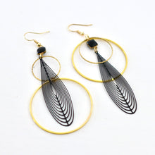 Charger l'image dans la galerie, Boucles d'oreilles déstructurées asymétriques et graphiques dorées et noires