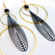 Charger l'image dans la galerie, Boucles d'oreilles déstructurées asymétriques et graphiques dorées et noires