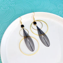 Charger l'image dans la galerie, Boucles d'oreilles déstructurées asymétriques et graphiques dorées et noires