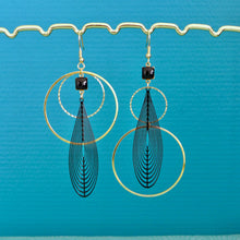Charger l'image dans la galerie, Boucles d'oreilles déstructurées asymétriques et graphiques dorées et noires