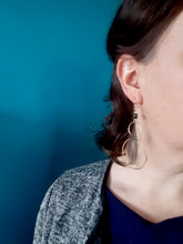 Charger l'image dans la galerie, Boucles d'oreilles déstructurées asymétriques et graphiques dorées et noires