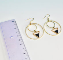 Charger l'image dans la galerie, Boucles d'oreilles créoles triangle géométrique doré et noir