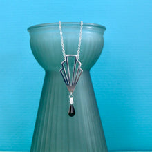 Charger l'image dans la galerie, Collier Art Déco pendentif éventail graphique acier inoxydable argenté et sequin émail noir