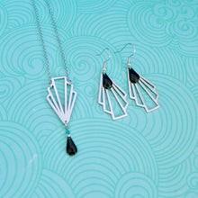 Charger l'image dans la galerie, Parure de bijoux Art Déco collier et boucles d'oreilles éventail graphiques acier inoxydable argenté sequin émail noir