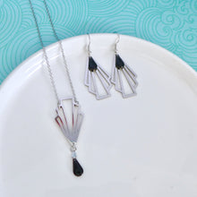 Charger l'image dans la galerie, Parure de bijoux Art Déco collier et boucles d'oreilles éventail graphiques acier inoxydable argenté sequin émail noir