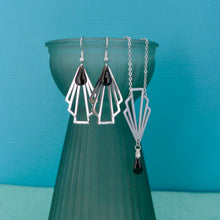 Charger l'image dans la galerie, Parure de bijoux Art Déco collier et boucles d'oreilles éventail graphiques acier inoxydable argenté sequin émail noir