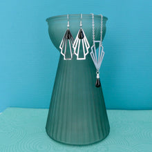 Charger l'image dans la galerie, Boucles d'oreilles argentées graphiques Art Déco noires