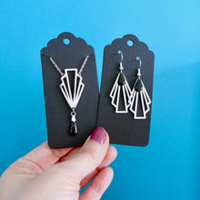 Charger l'image dans la galerie, Parure de bijoux Art Déco collier et boucles d'oreilles éventail graphiques acier inoxydable argenté sequin émail noir