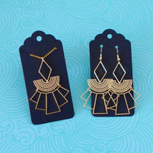 Charger l'image dans la galerie, Boucles d'oreilles Art Déco graphiques en laiton doré d'inspiration Egyptienne
