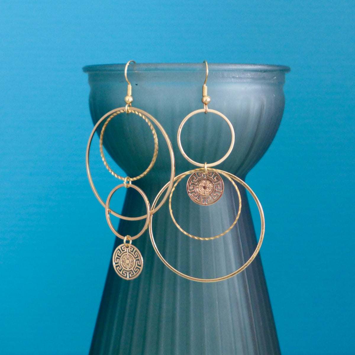 Boucles d'oreilles asymétriques et graphiques cascade de cercles dorés