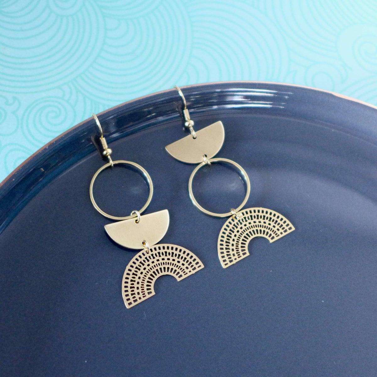 Boucles d'oreilles asymétriques géométriques dorées
