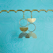 Charger l'image dans la galerie, Boucles d'oreilles asymétriques géométriques arc de cercle en laiton doré