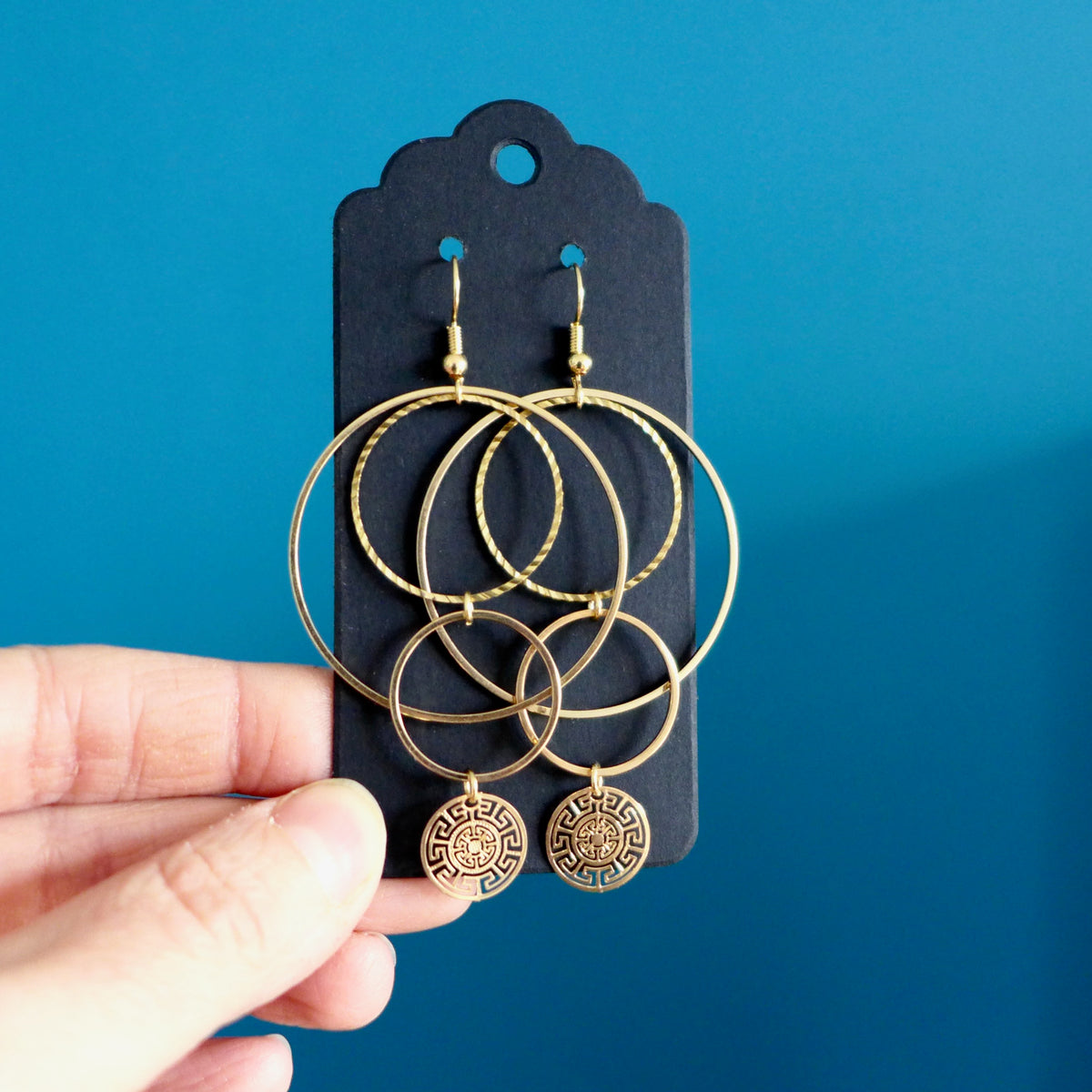 Boucles d'oreilles graphiques cascade de cercles dorés